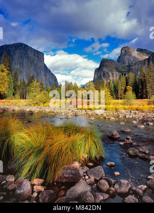 Merced River, El Capitan, Sentinel Rock, del Parco Nazionale Yosemite in California Foto Stock