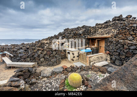 La spiaggia di roccia nei pressi di Orzola, Lanzarote, Isole Canarie, Spagna Foto Stock