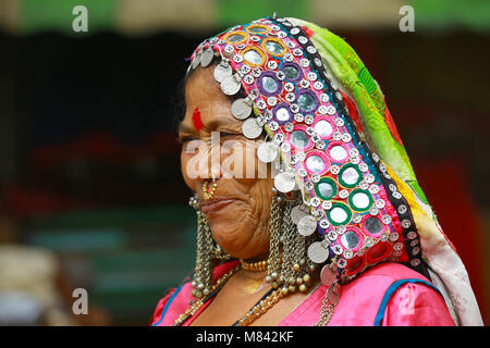 Primo piano di donne in abito tradizionale con orecchini e nasali. Profilo laterale. Facce rurali dell'India Foto Stock