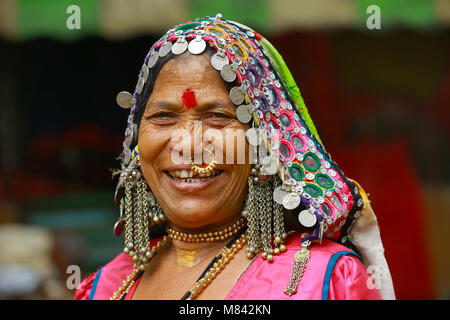 Primo piano di donne in abito tradizionale con orecchini e nasali. Profilo anteriore. Sorridendo alla macchina fotografica. Facce rurali dell'India Foto Stock