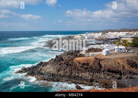 Spiaggia e il villaggio di El Golfo a Lanzarote, Isole Canarie, Spagna Foto Stock