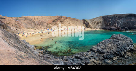 Panorama della Spiaggia Papagayo vicino a Playa Blanca, a Lanzarote, Isole Canarie, Spagna Foto Stock