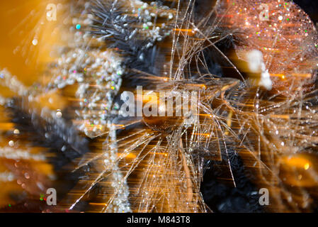 Albero di natale con colorati baubles e altre decorazioni Foto Stock