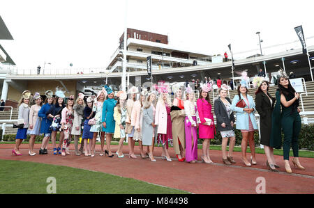 Racegoers femmina prende parte in Miss Cheltenham finalisti linea fino al fianco di Miss Inghilterra Stephanie Hill (centro sinistra) durante il Signore giorno del 2018 Cheltenham Festival a Cheltenham Racecourse. Foto Stock