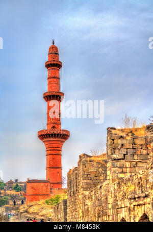 Chand Minar, un minareto a Daulatabad fort nel Maharashtra, India Foto Stock