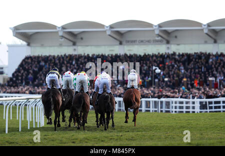 Guide e piloti in azione nel OLBG Mares' ostacolo durante il giorno campione del 2018 Cheltenham Festival a Cheltenham Racecourse Foto Stock