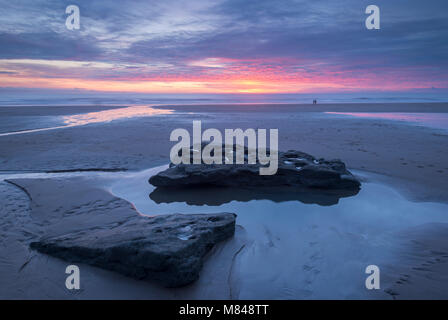 Tramonto sulla baia di Dunraven, Southerndown, Glamorgan, Galles del Sud. Inverno (febbraio) 2017. Foto Stock