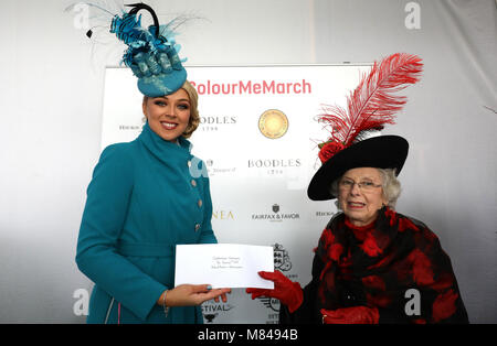 Racegoers con Miss Inghilterra Stephanie Hill (sinistra) nel ColorMeMarch Ladies giorno tendone di attivazione durante il Signore giorno del 2018 Cheltenham Festival a Cheltenham Racecourse. Stampa foto di associazione. Picture Data: mercoledì 14 marzo, 2018. Vedere la storia di PA RACING Cheltenham. Foto di credito dovrebbe leggere: Steven Paston/filo PA. Restrizioni: solo uso editoriale, uso commerciale è soggetto ad autorizzazione preventiva da parte del Jockey Club/Cheltenham Racecourse. Foto Stock