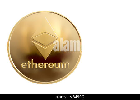 Su uno sfondo bianco con spazio libero per il testo è isolato moneta in oro di un digital crypto moneta - ethereum Foto Stock