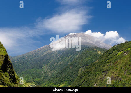 Splendido paesaggio in cloud forest vicino a Banos, uno di Ecuadors più seducenti e una popolare destinazione turistica. Vulcano Tungurahua Foto Stock