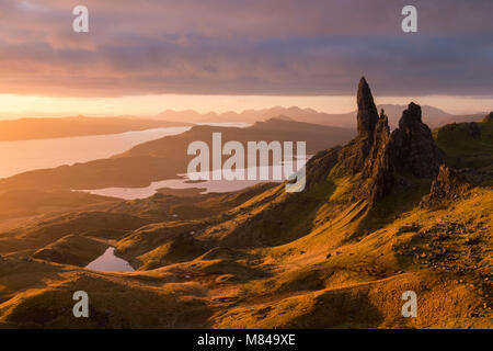 Bella mattina il sole illumina il vecchio uomo di Storr sull'Isola di Skye in Scozia. In autunno (Novembre) 2017. Foto Stock