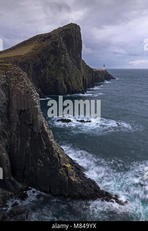 Scogliere a picco sul mare nei pressi di Neist Point Lighthouse sull'Isola di Skye in Scozia. In autunno (Novembre) 2017. Foto Stock