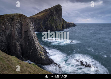 Scogliere a picco sul mare nei pressi di Neist Point Lighthouse sulla costa occidentale dell'Isola di Skye in Scozia. In autunno (Novembre) 2017. Foto Stock