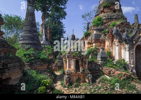 Stupas a Shwe Inn Dein Pagoda, vicino Lago Inle, Myanmar Foto Stock