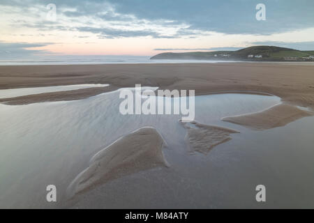 Vuoto spiaggia sabbiosa a Croyde Bay sulla North Devon Coast, Inghilterra. Inverno (gennaio) 2018. Foto Stock