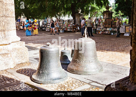 L'Avana, Cuba - Dicembre 12, 2016: Libro di anticaglie si spegne al famoso mercato delle pulci sulla Plaza de Armas in Old Havana, Cuba Foto Stock