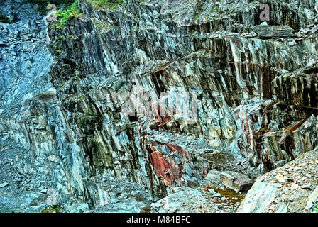 Colorato la faccia di ardesia in Cumbria Foto Stock