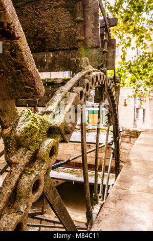 Rusty medievale di muschio di legno metallo watermill frammento in Avignon Francia Foto Stock