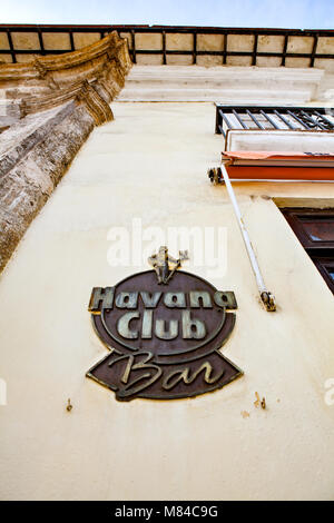 L'Avana, Cuba - Dicembre 12, 2016: Havana Club Bar segno t l'ingresso della barra a l'Avana. Il bar è vicino al famoso Museo "Havana Club Museo del R Foto Stock