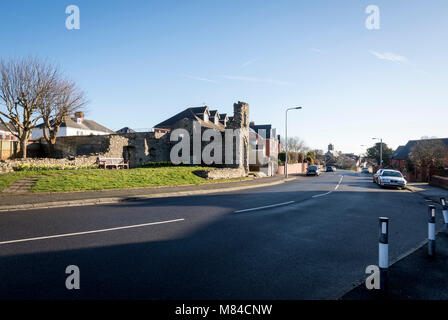 Barry medievale rovine del castello situato a strada nel sobborgo di luminose la mattina presto il sole sotto un cielo blu chiaro Foto Stock