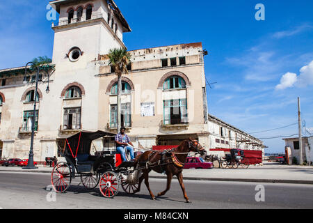 L'Avana, Cuba - Dicembre 12, 2016: Horse carrello di fronte alla stazione ferroviaria di Havana, Cuba Foto Stock