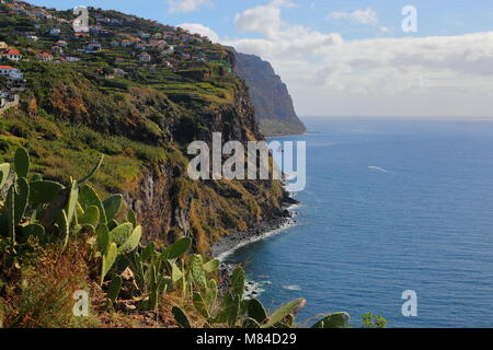 Vista dalla piattaforma di vetro al più alto d'Europa cliff Cabo Girao, Madeira, Portogallo. Foto Stock