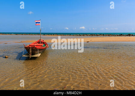 Piccola barca da pesca ormeggiate lungo la spiaggia,Thailandia Foto Stock