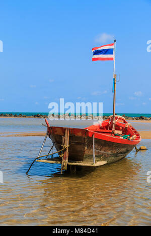 Piccola barca da pesca ormeggiate lungo la spiaggia,Thailandia Foto Stock