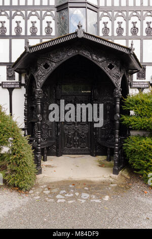 Plas Newydd ornati in legno intagliato e porta portico a casa di Sarah Ponsonby & Eleanor Butler Charlotte meglio conosciuto come il Signore di Llangollen Foto Stock