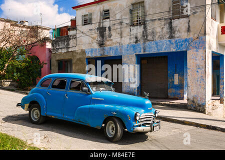 Vecchio modello Anni Cinquanta auto in discesa in una piccola città in Cuba Foto Stock