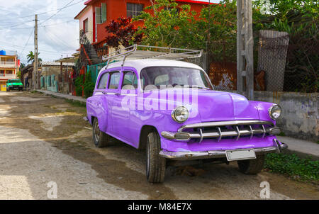 Viola e bianco auto d'epoca in una piccola città in Cuba Foto Stock