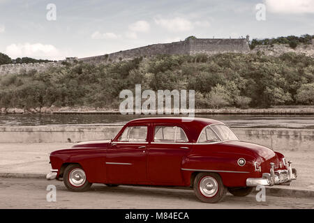 Negli anni Cinquanta il modello realizzato americano auto lungo il Malecon in Cuba Foto Stock