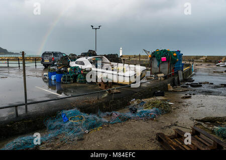 Editoriale: loghi. Mevagissey Harbour, Cornwall, Regno Unito 04/03/2018. Tempesta Emma lascia una scia di distruzione di porto esterno a Mevagissey in Cornovaglia Foto Stock