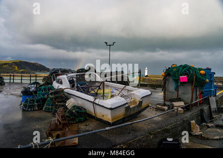 Editoriale: loghi. Mevagissey Harbour, Cornwall, Regno Unito 04/03/2018. Tempesta Emma lascia una scia di distruzione di porto esterno a Mevagissey in Cornovaglia Foto Stock