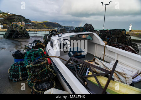 Editoriale: loghi. Mevagissey Harbour, Cornwall, Regno Unito 04/03/2018. Tempesta Emma lascia una scia di distruzione di porto esterno a Mevagissey in Cornovaglia Foto Stock