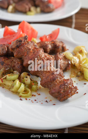 Adana kofte con verdure e Aleppo pepe Foto Stock