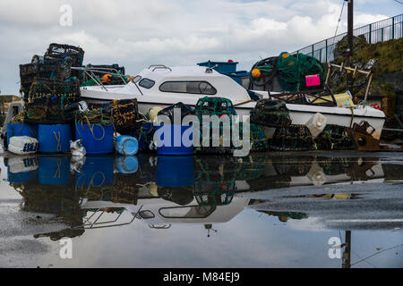 Editoriale: loghi. Mevagissey Harbour, Cornwall, Regno Unito 04/03/2018. Tempesta Emma lascia una scia di distruzione di porto esterno a Mevagissey in Cornovaglia Foto Stock