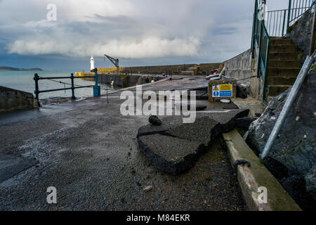 Editoriale: loghi. Mevagissey Harbour, Cornwall, Regno Unito 04/03/2018. Tempesta Emma lascia una scia di distruzione di porto esterno a Mevagissey in Cornovaglia Foto Stock