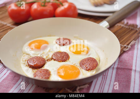 Uova fritte con sucuk in padella Foto Stock