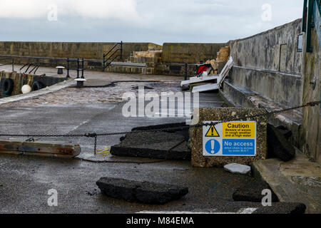 Editoriale: loghi. Mevagissey Harbour, Cornwall, Regno Unito 04/03/2018. Tempesta Emma lascia una scia di distruzione di porto esterno a Mevagissey in Cornovaglia Foto Stock