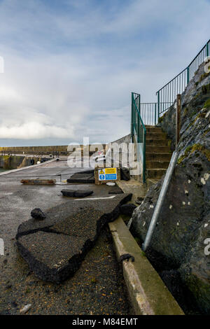 Editoriale: loghi. Mevagissey Harbour, Cornwall, Regno Unito 04/03/2018. Tempesta Emma lascia una scia di distruzione di porto esterno a Mevagissey in Cornovaglia Foto Stock