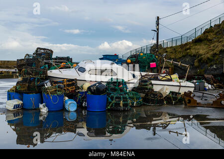 Editoriale: loghi. Mevagissey Harbour, Cornwall, Regno Unito 04/03/2018. Tempesta Emma lascia una scia di distruzione di porto esterno a Mevagissey in Cornovaglia Foto Stock