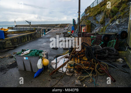 Editoriale: loghi. Mevagissey Harbour, Cornwall, Regno Unito 04/03/2018. Tempesta Emma lascia una scia di distruzione di porto esterno a Mevagissey in Cornovaglia Foto Stock