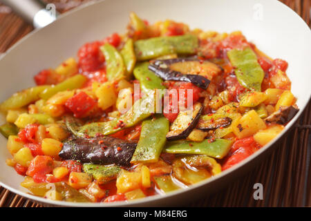 Vegetali turco rosolare in una padella Foto Stock