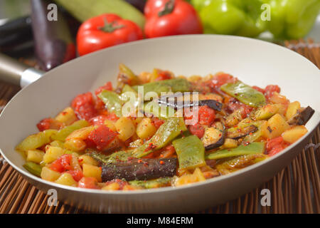 Vegetali turco rosolare in una padella Foto Stock