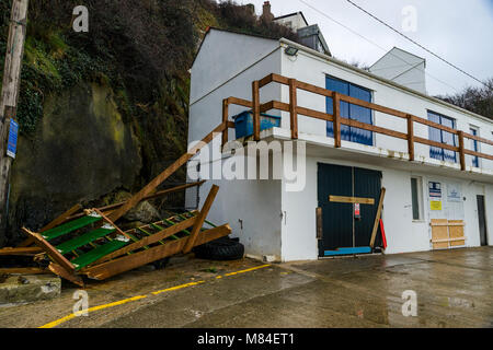 Editoriale: loghi. Mevagissey Harbour, Cornwall, Regno Unito 04/03/2018. Tempesta Emma lascia una scia di distruzione di porto esterno a Mevagissey in Cornovaglia Foto Stock