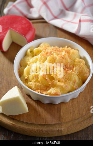 Maccheroni e formaggio in una teglia su un tagliere Foto Stock