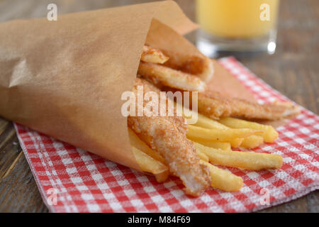 Pesce e patatine fritte in un sacchetto di carta Foto Stock