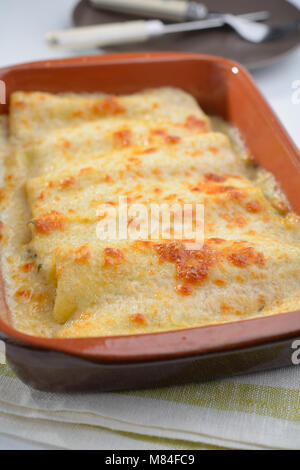 Cannelloni con spinaci e ricotta in una teglia da forno Foto Stock