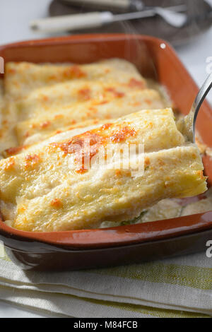 Cannelloni con spinaci e ricotta in una teglia da forno Foto Stock